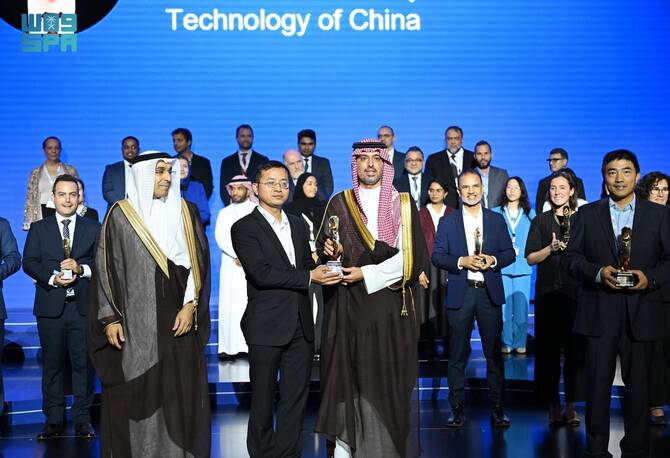 ۱. شاهزاده سعود بن عبدالله در حال اهدای جایزه جهانی نوآوری آب به برندگان ۲. میزگرد تخصصی حکمرانی آب بین نمایندگان آمریکا و عربستان سعودی ۳. نمایشگاه فناوریهای نوین تصفیه و نمکزدایی آب در کنفرانس جده