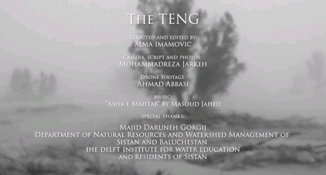 تصویر ۱ (پوستر فیلم): پوستر رسمی فیلم مستند The Teng درباره مدیریت آب در سیستان. تصویر ۲ (لوگوی جایزه): لوگوی جایزه فیلم آب ۲۰۲۵ با تمرکز بر فناوری‌های باستانی. تصویر ۳ (نمایی از سیستان): نمایی از طوفان شن و سازه‌های سنتی در مستند تنگ